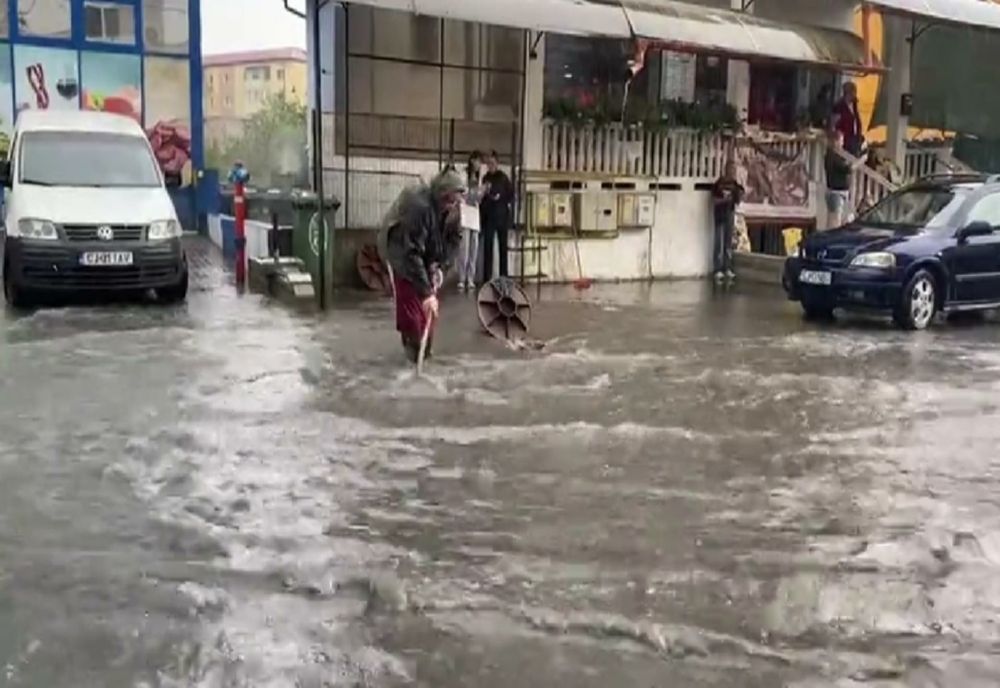 Inundații masive, curți și livezi distruse de ploile torențiale din țară - Avertizări de cod portocaliu și galben de ninsori și viscol