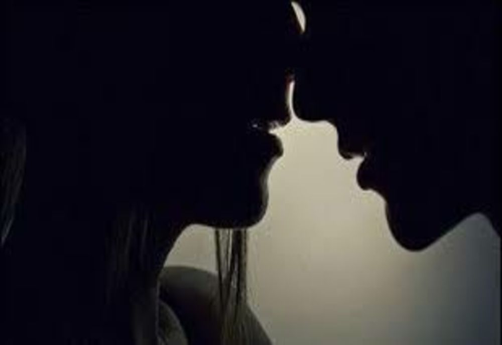 Furt calificat, asezonat și cu săruturi pasionale