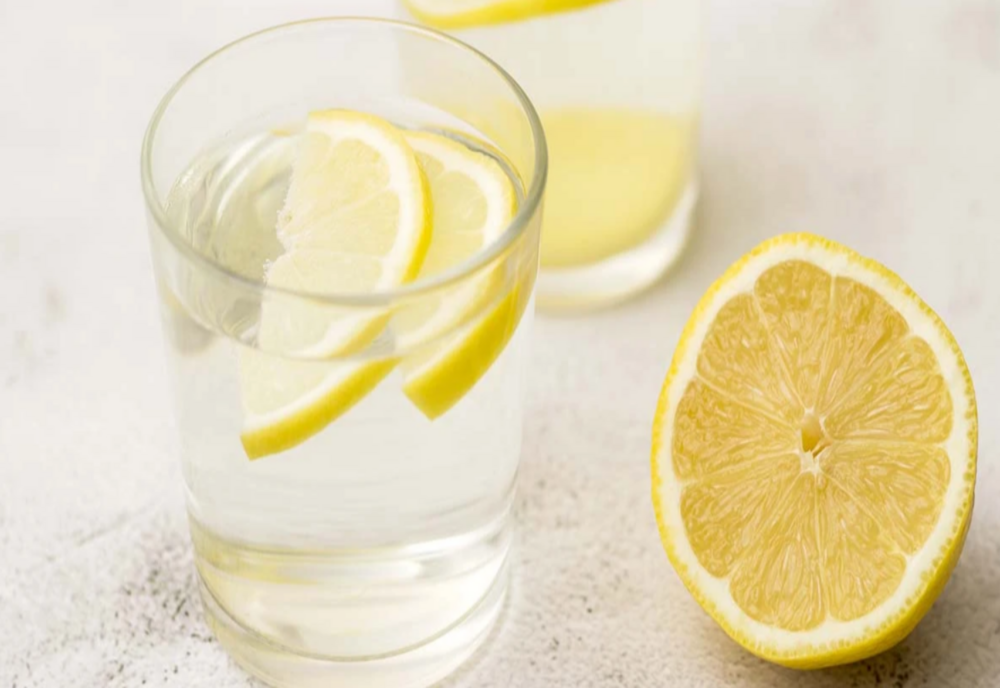Iată de ce ar trebui să bei apa cu lămâie. Sfaturile nutriționiștilor