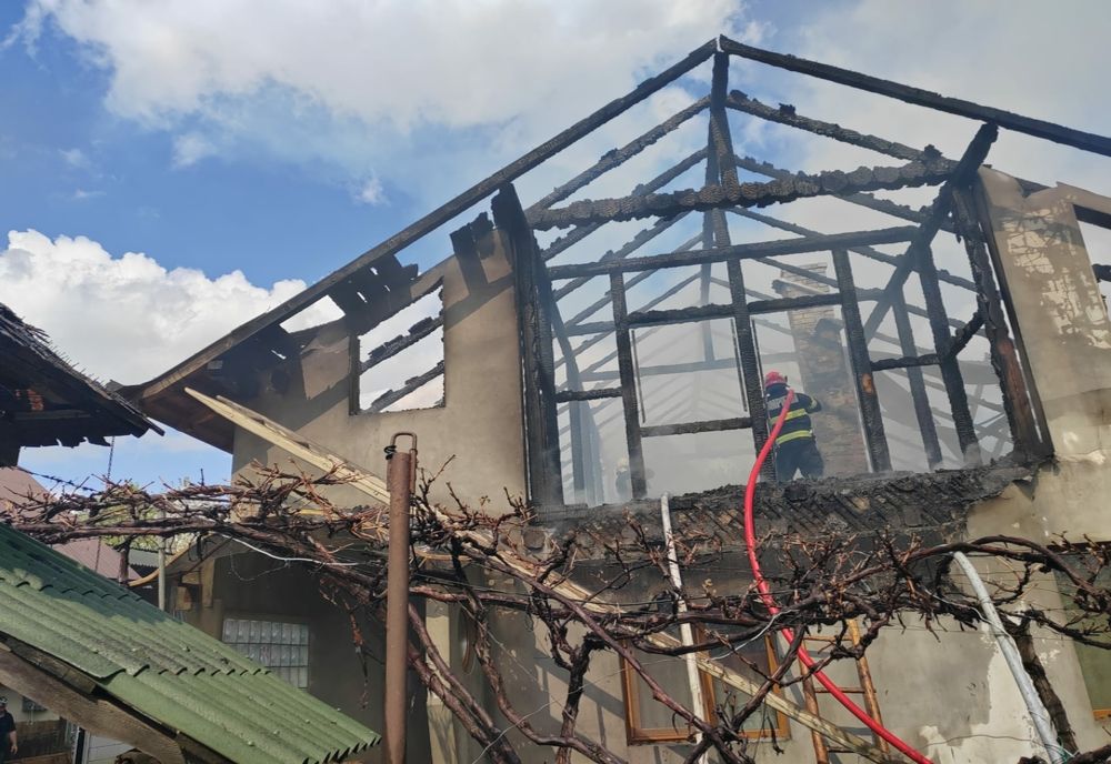 Incendiu violent la o locuință din Poiana Mărului