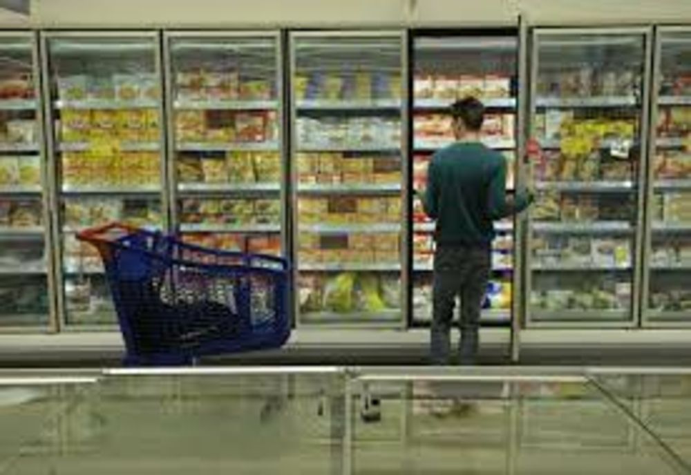 Cum a furat un bărbat, produse dintr-un magazin, cu complicitatea unei casiere