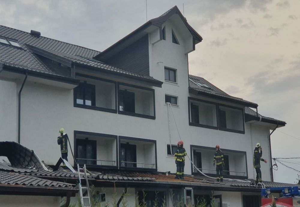 Bucătăria unui hotel din Păltinoasa a luat foc