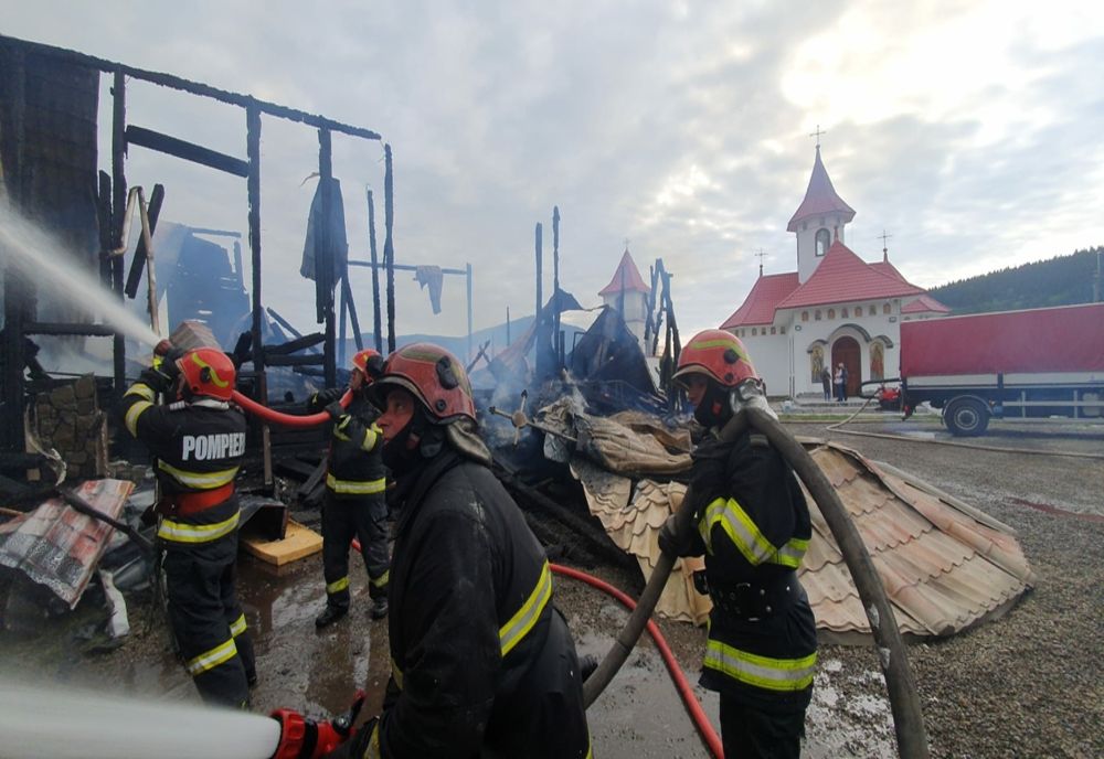 Incendiu devastator la Mânăstirea Podu Coșnei: Biserica veche, în flăcări - Pompierii suceveni au intervenit - VIDEO