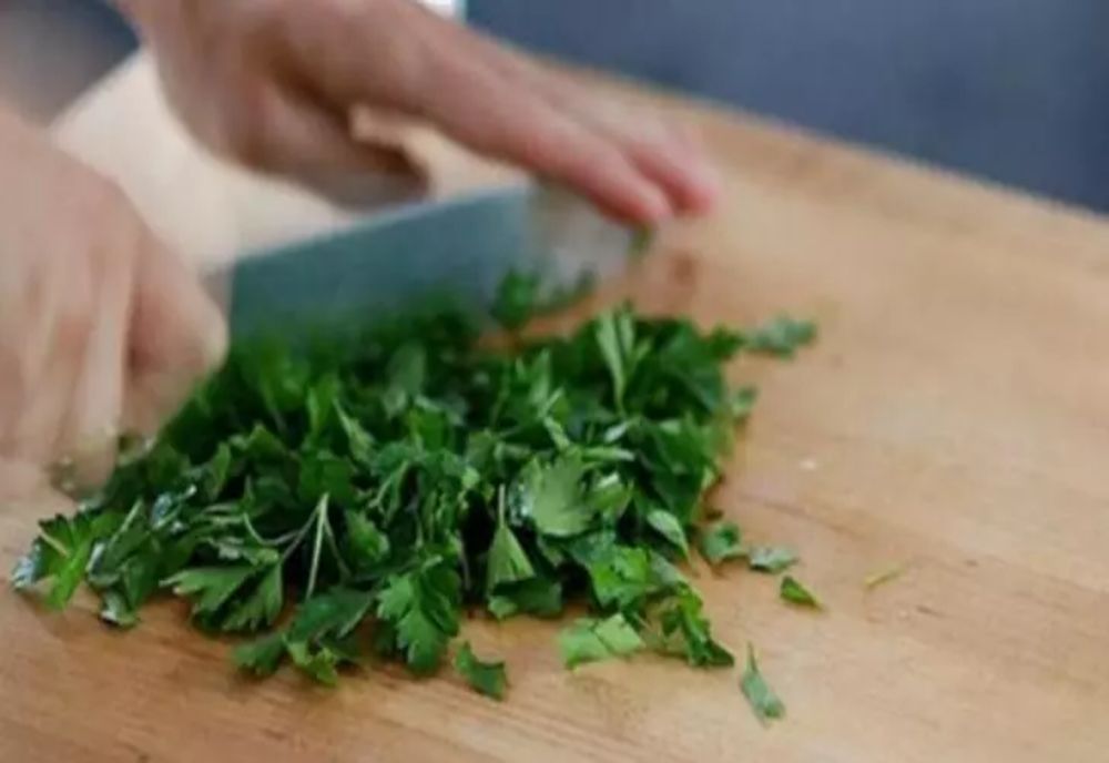 De ce nu trebuie să tăiem niciodată verdețurile pe tocătorul din lemn. Multă lume nu ştie