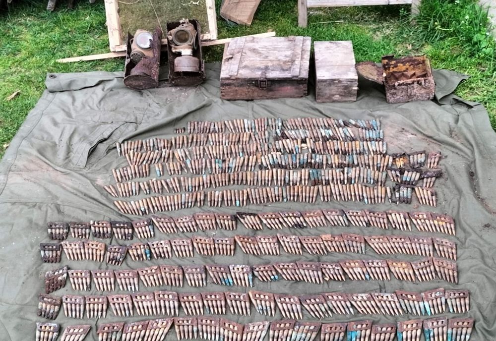 Arsenal de muniție, descoperit sub podeaua unei clopotnițe vechi din Suceava