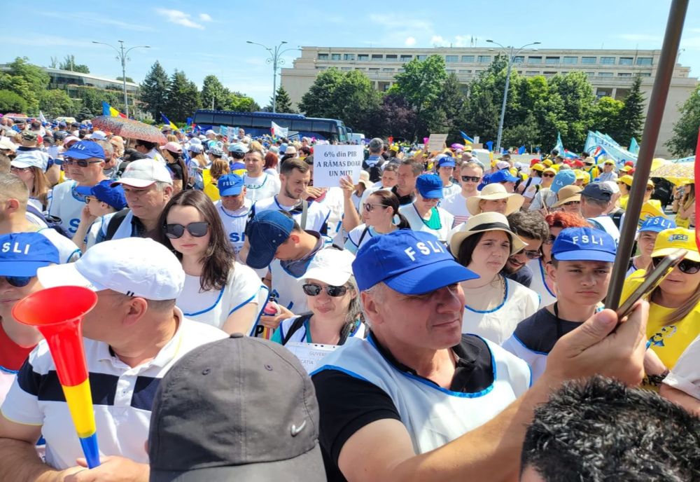Profesorii din Suceava rămân în grevă. Ei continuă protestele în stradă: „Ne-ați trădat”