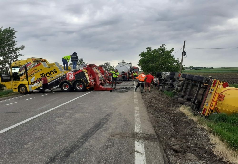 Cisternă încărcată cu motorină, răsturnată pe DN 2 / Traficul în zonă a fost îngreunat ore bune