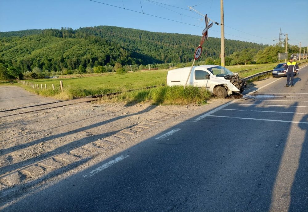 Un șofer a scăpat cu viață după ce mașina lui a fost lovită de tren