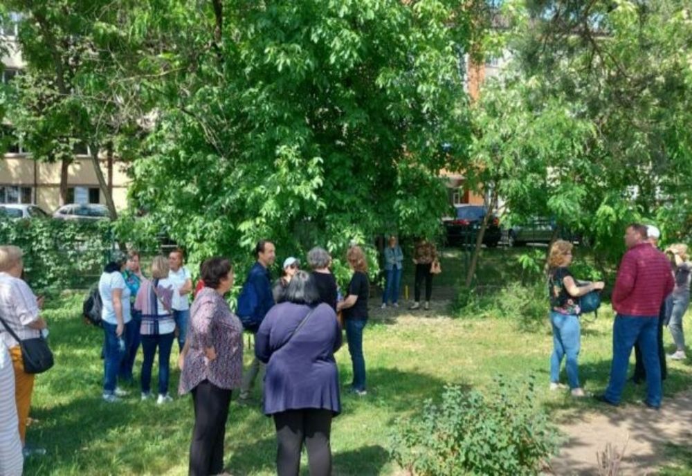 Protestul profesorilor de la Suceava s-a desfășurat în... boscheți
