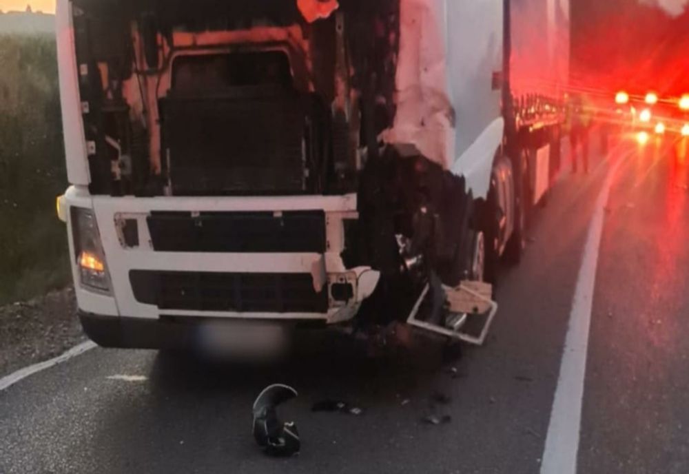 Doi bărbați ce se aflau pe o motocicletă au murit după ce s-au lovit de un autotren