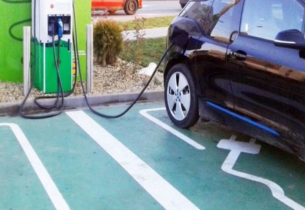 Peste jumătate dintre mașinile noi înmatriculate în 2023 au fost electrice