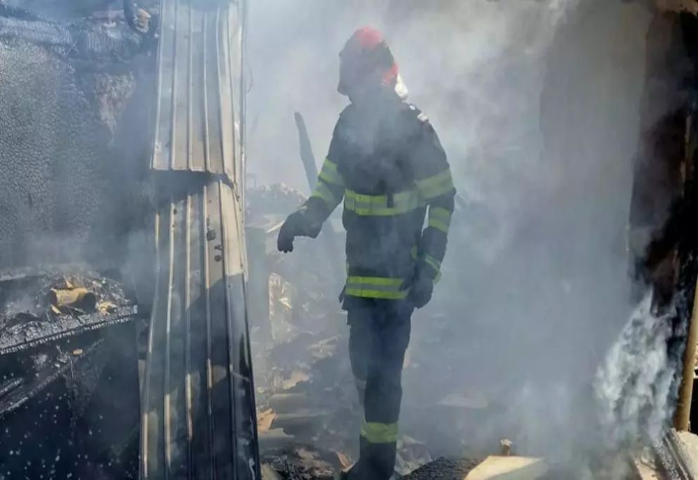INCENDIU PUTERNIC ÎNTR-O GOSPODĂRIE DIN ZONA TURISTICĂ POIANA MĂRULUI, SUCEAVA