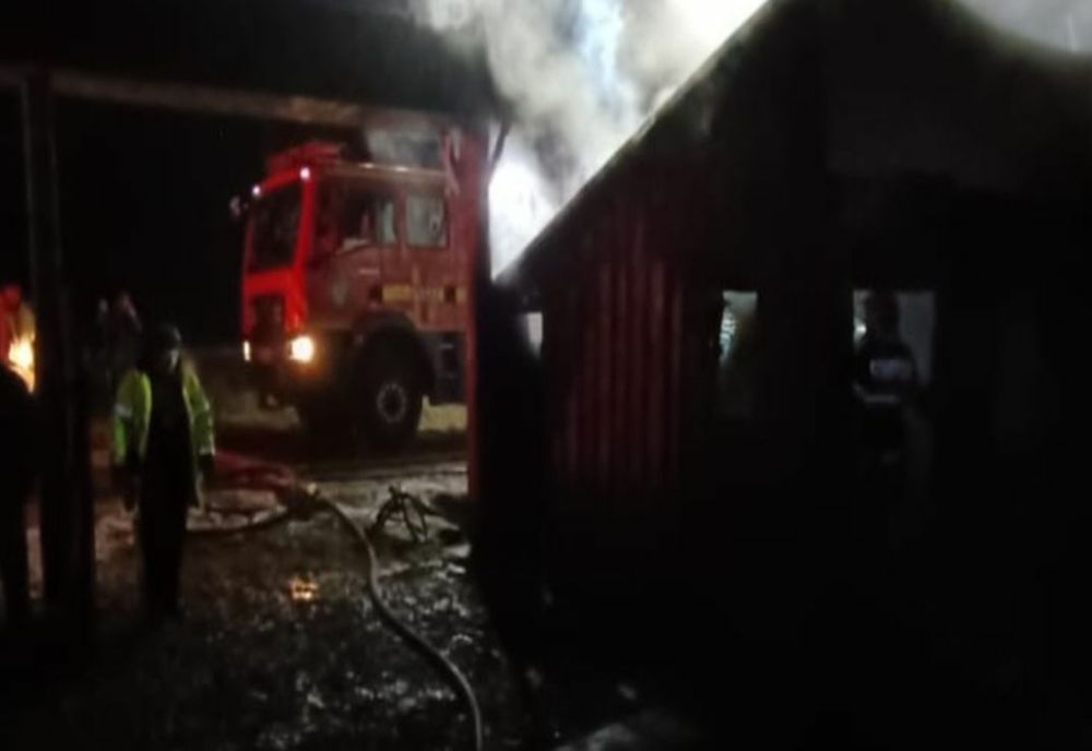 UN BĂRBAT DE 91 DE ANI A FOST GĂSIT CARBONIZAT ÎNTR-O BUCĂTĂRIE DE VARĂ CUPRINSĂ DE FLĂCĂRI