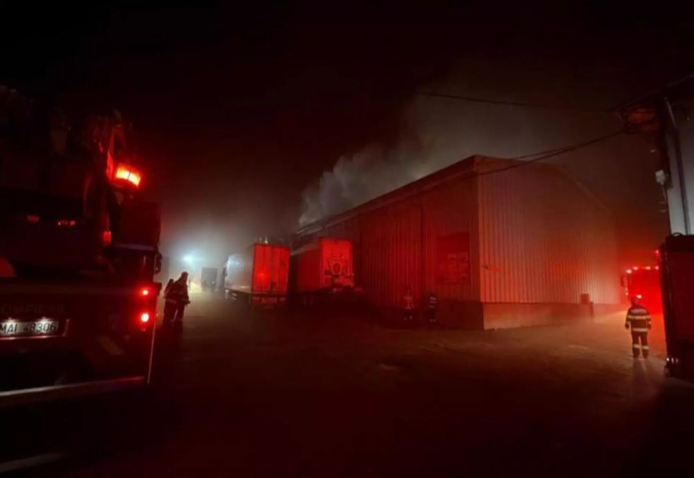 Bătrână de 76 de ani, salvată din flăcări de polițiști. Casa femeii, incendiată intenționat