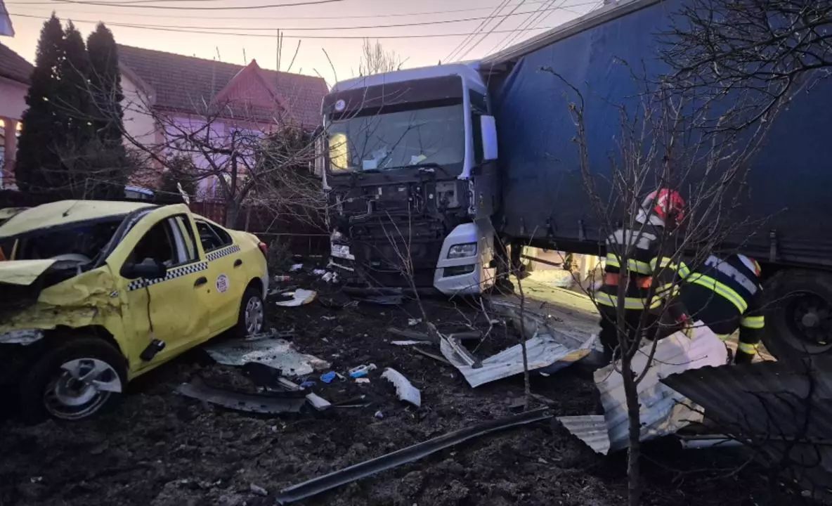 Trei persoane au ajuns la spital, după ce o mașină s-a ciocnit violent cu un TIR