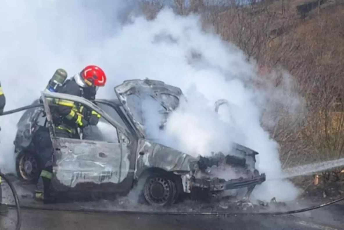 Flăcări devastatoare pe o stradă din Suceava: un autoturism a fost mistuit complet de un incendiu
