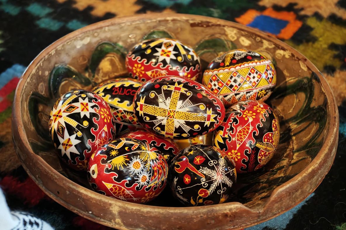 Locul din Bucovina unde ouăle devin opere de artă. Festivalul care atrage sute de vizitatori