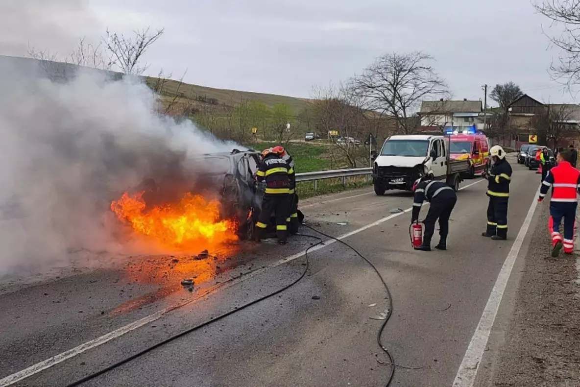 Accident grav în Vinerea Mare: mașină cuprinsă de flăcări după impact. Pericol de explozie din cauza unei instalații GPL