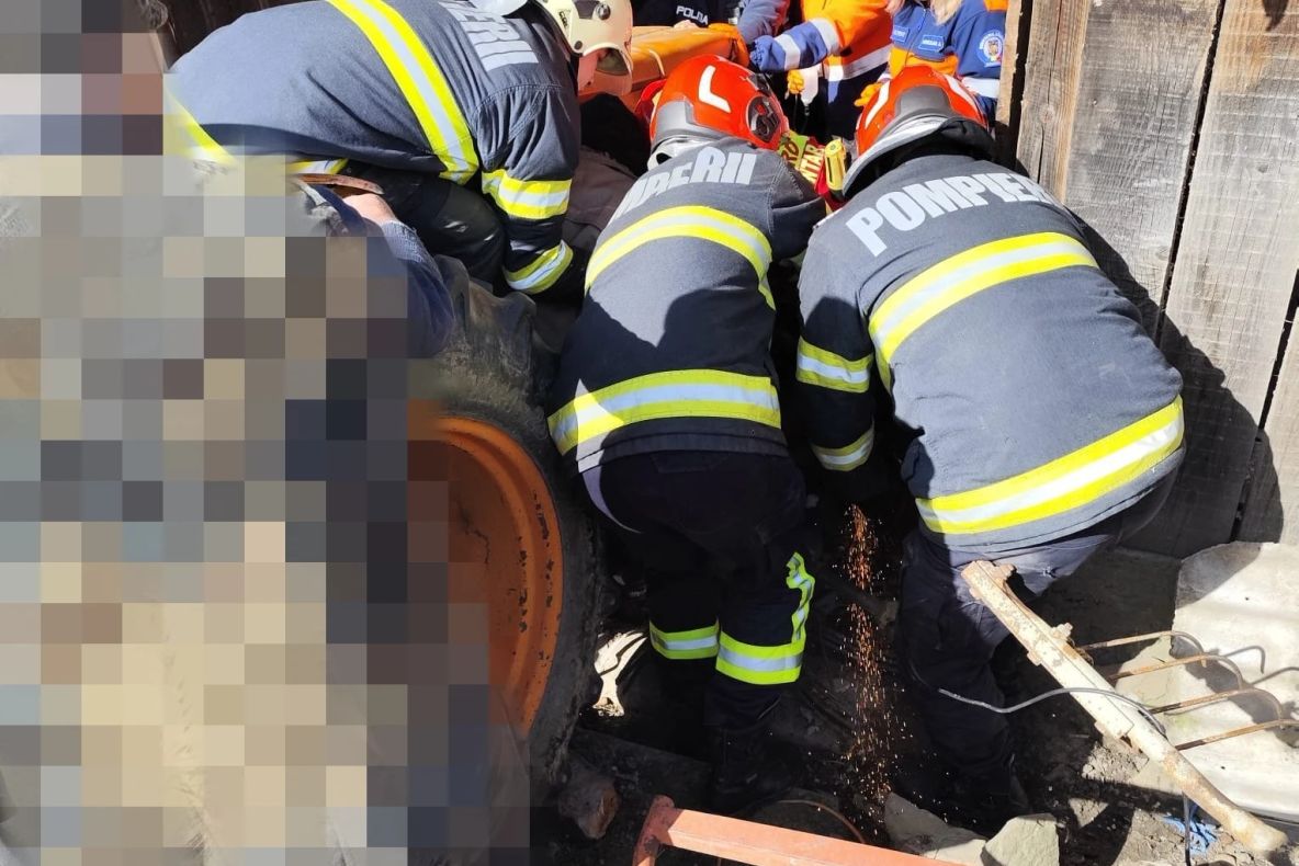 Bărbat prins într-un utilaj agricol la Dărmănești
