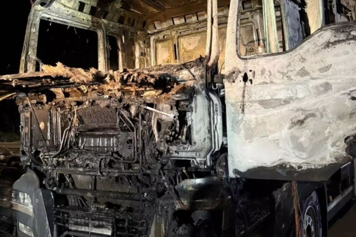 Incendiu la un autocamion încărcat cu lemne, în Suceava. Pompierii au intervenit cu patru autospeciale