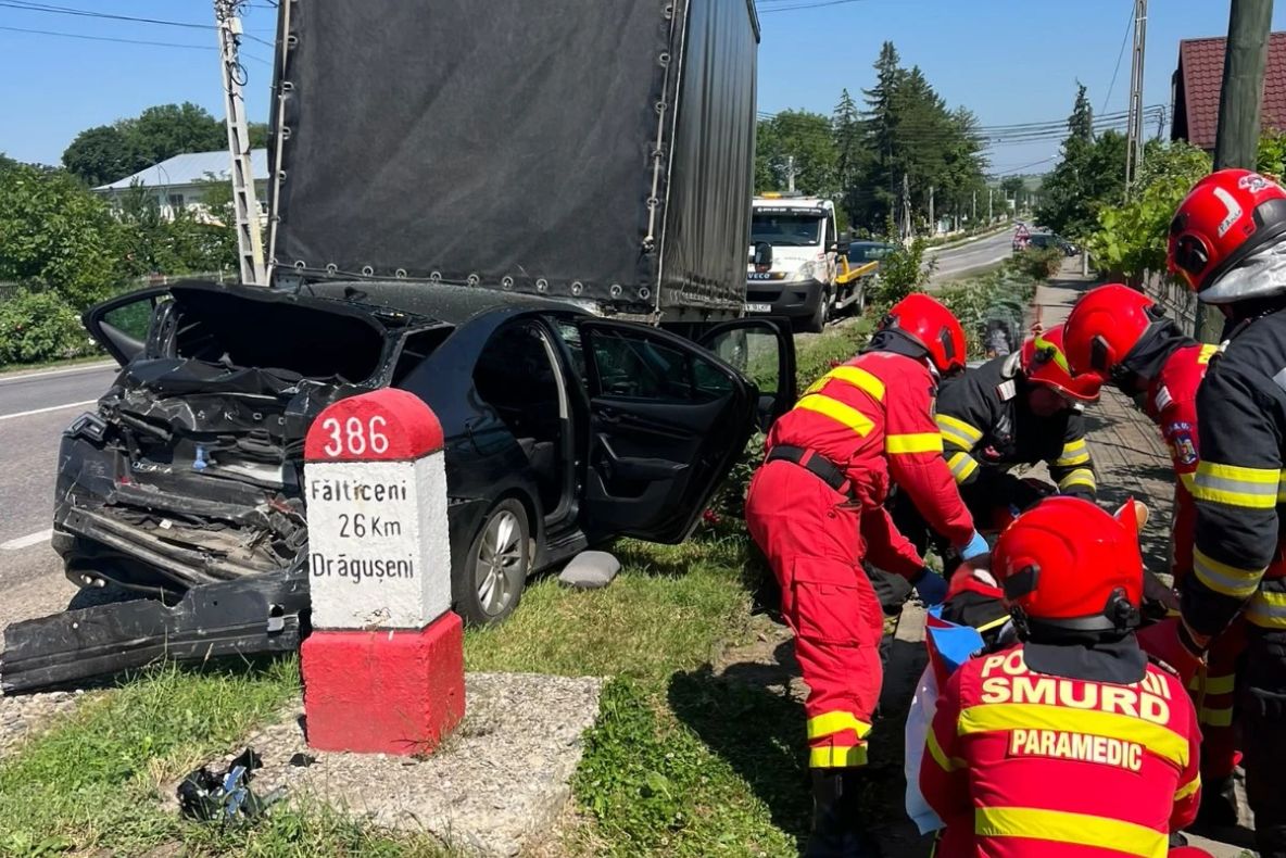 Șofer încarcerat după un accident cu trei vehicule la Drăgușeni