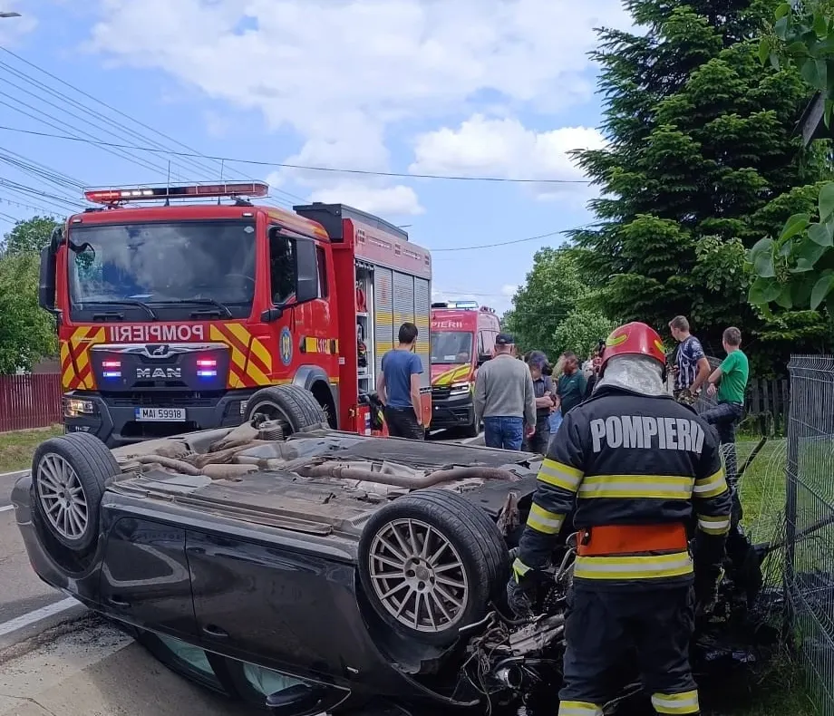 Șofer rănit după ce s-a răsturnat cu mașina la Sucevița