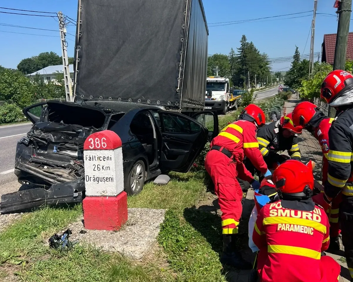 Șofer încarcerat după un accident cu trei vehicule la Drăgușeni