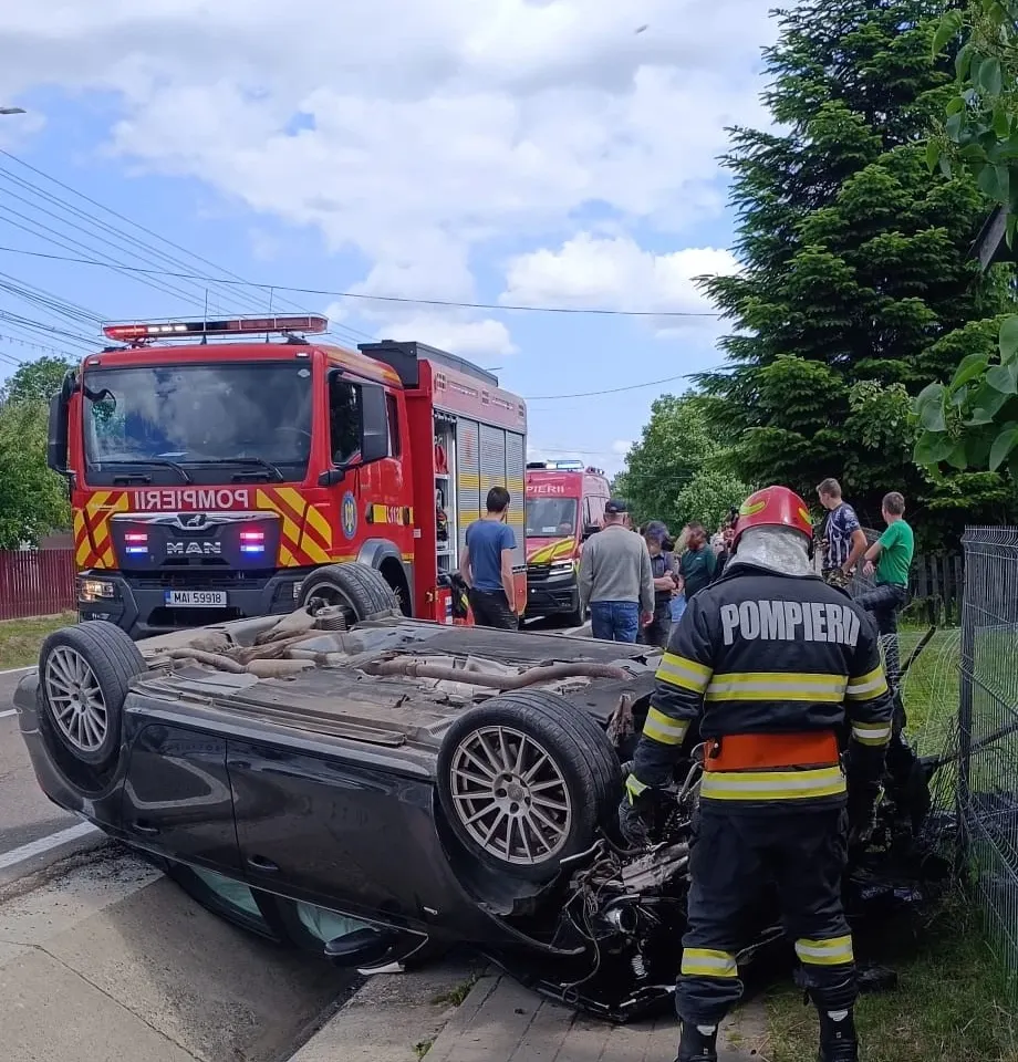 Șofer rănit după ce s-a răsturnat cu mașina la Sucevița