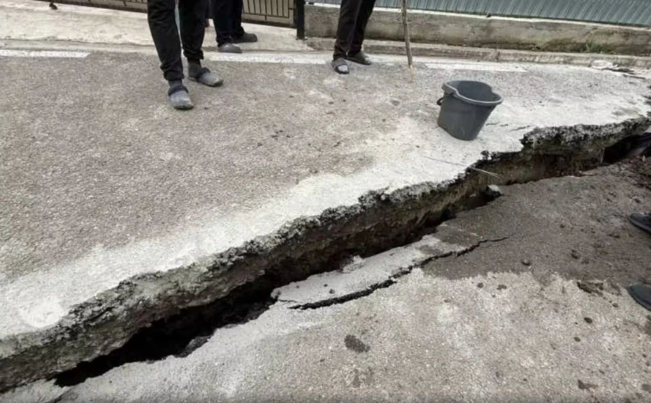 Alunecări de teren în Vaslui. Drumuri surpate, case izolate, un sat a rămas fără apă