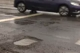 Un șofer și-a stricat mașina pe un drum și a obținut plata avariilor de la Consiliul Județean 