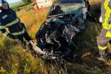 Mașină spulberată de un tren de persoane, în Suceava. Șoferul este în stop cardio-respirator GALERIE FOTO