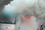 Autocar cuprins de flăcări în Suceava. Pasagerii s-au autoevacuat după izbucnirea incendiului într-o benzinărie