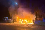Tânăr de 18 ani, la spital, după un accident grav în județul Suceava. Mașina în care se afla s-a izbit de un gard și a luat foc