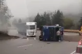 Autotren cu semințe de floarea-soarelui, răsturnat în Pasul Mestecăniș. Trafic dirijat pe DN 17