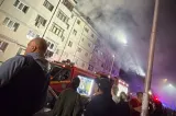 Incendiu puternic la acoperișul unui bloc din Suceava