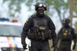 Cinci persoane urmărite internațional, aduse în România de Poliția Română