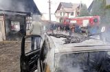 Incendiu violent în Suceava: flăcările au cuprins o casă și o anexă. Pompierii intervin cu șase autospeciale