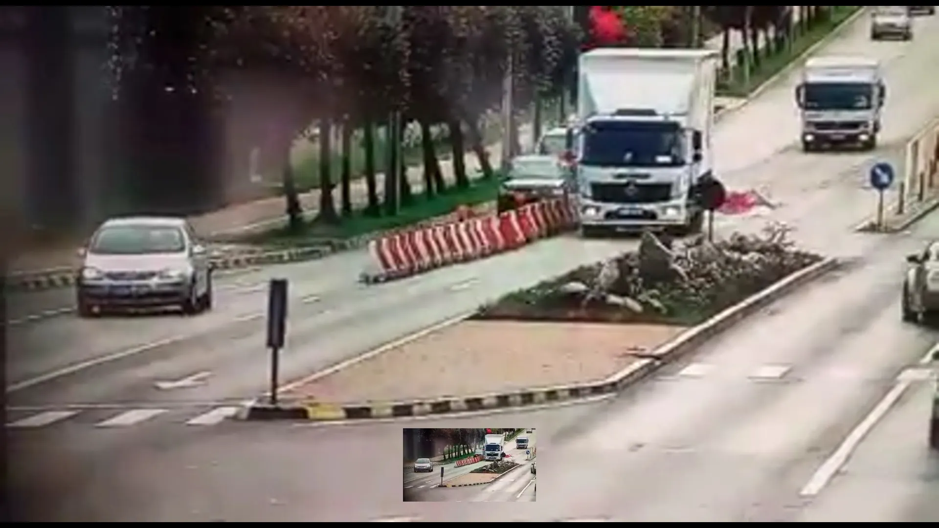 Separatoare de sens distruse de un șofer neatent VIDEO