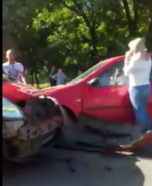 O persoană rănită și trei autoturisme avariate, după ce un șofer a forțat intrarea într-un bulevard principal FOTO