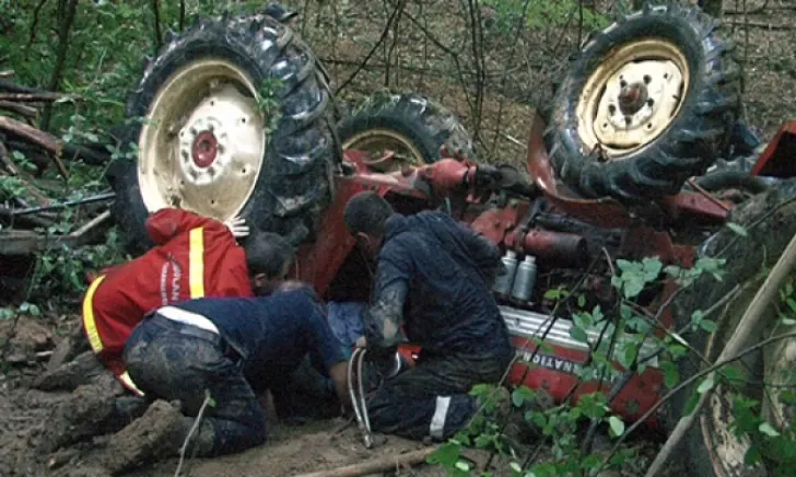 tractor răsturnat