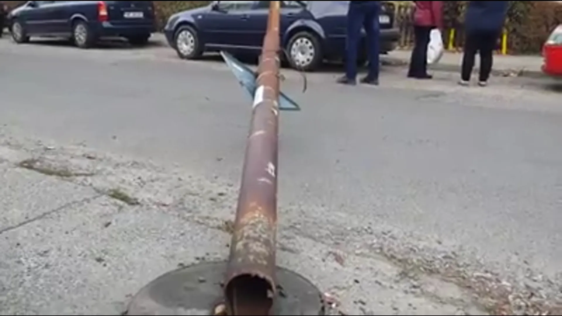 căzut cu tot cu stâlp