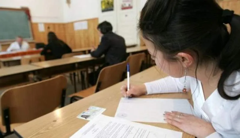 elevi în sală de clasă