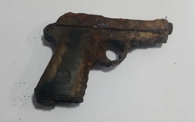 pistol ruginit