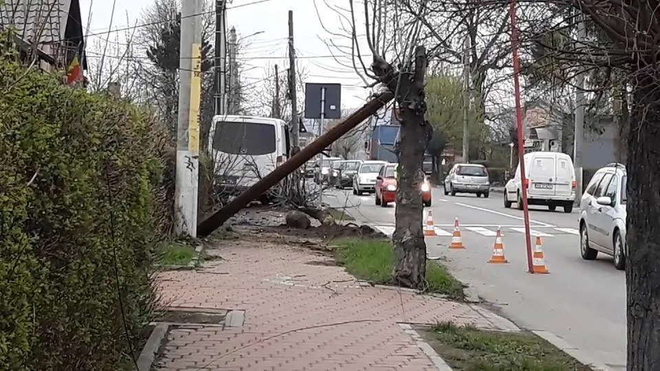 mașină pe trotuar