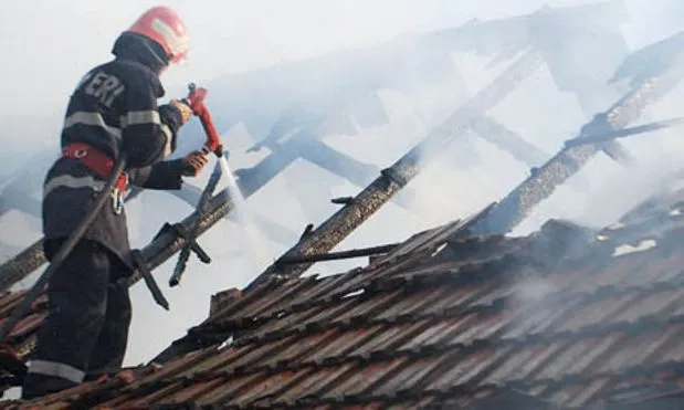 incendiu casă, foto arhivă