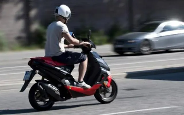 foto arhivă, motoscuter