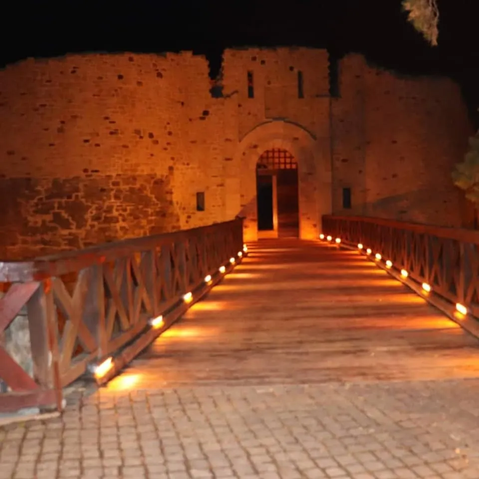 Cetatea de Scaun a Sucevei iluminată în portocaliu, sursă foto Cetatea de Scaun a Sucevei - Suceava Princely Fortress