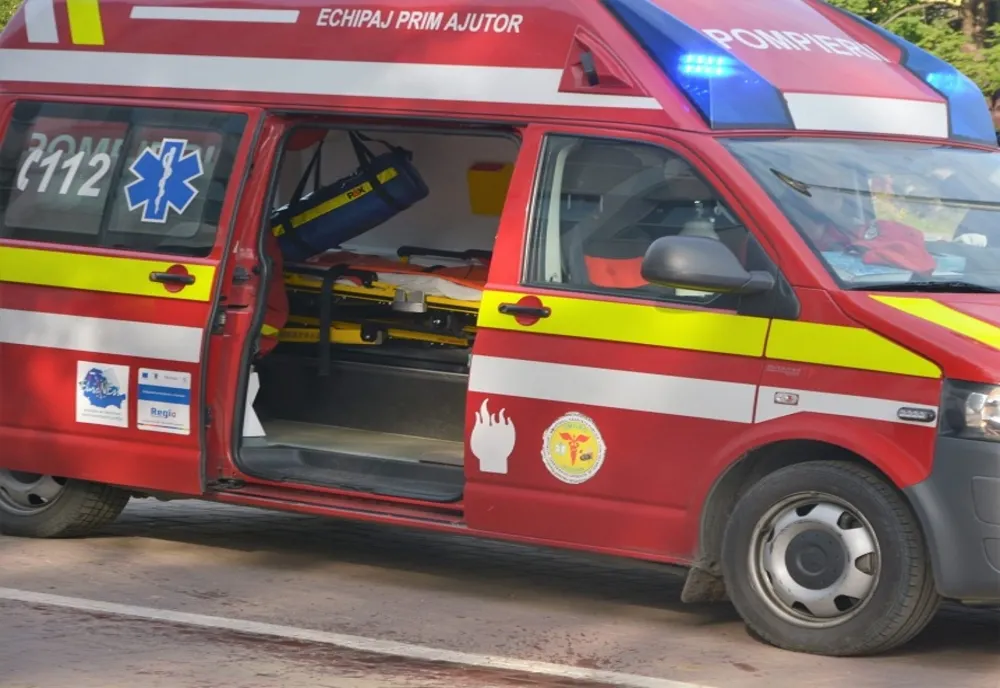 Accident grav la Rădăuți. Doi tineri răniți, după ce mașina în care se aflau s-a izbit de un cap de pod