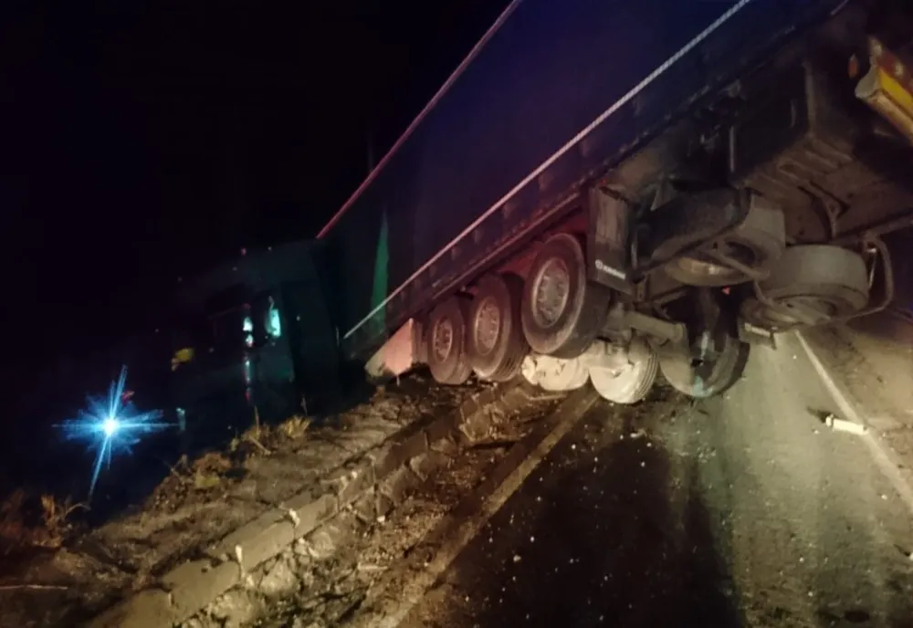 Două tiruri au intrat în coliziune, unul dintre ele s-a răsturnat pe calea ferată FOTO