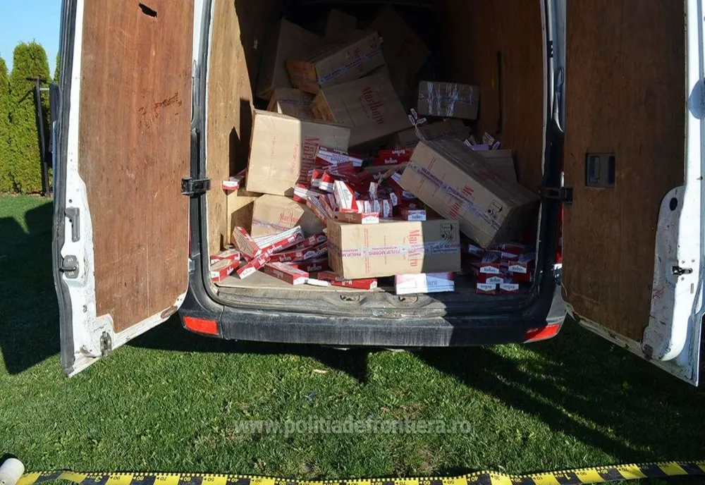 Microbuz plin cu țigări de contrabandă, depistat de polițiștii de frontieră în curtea unui imobil din Vicovu de Sus VIDEO  